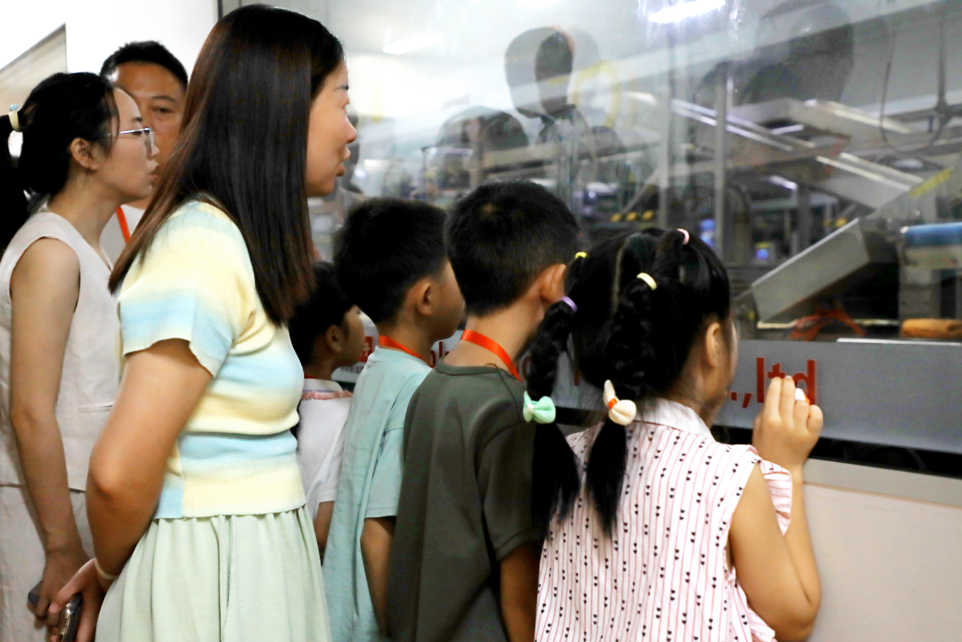 萌娃探班！2025鹽津鋪子員工家人開放日活動正式舉行